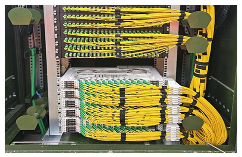 Câbles fibre optique organisés dans un data center FO CONNECT Casablanca