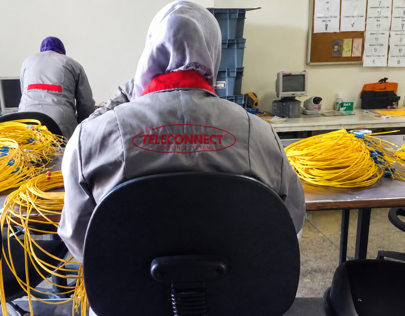 Câbles fibre optique organisés dans un data center FO CONNECT Casablanca