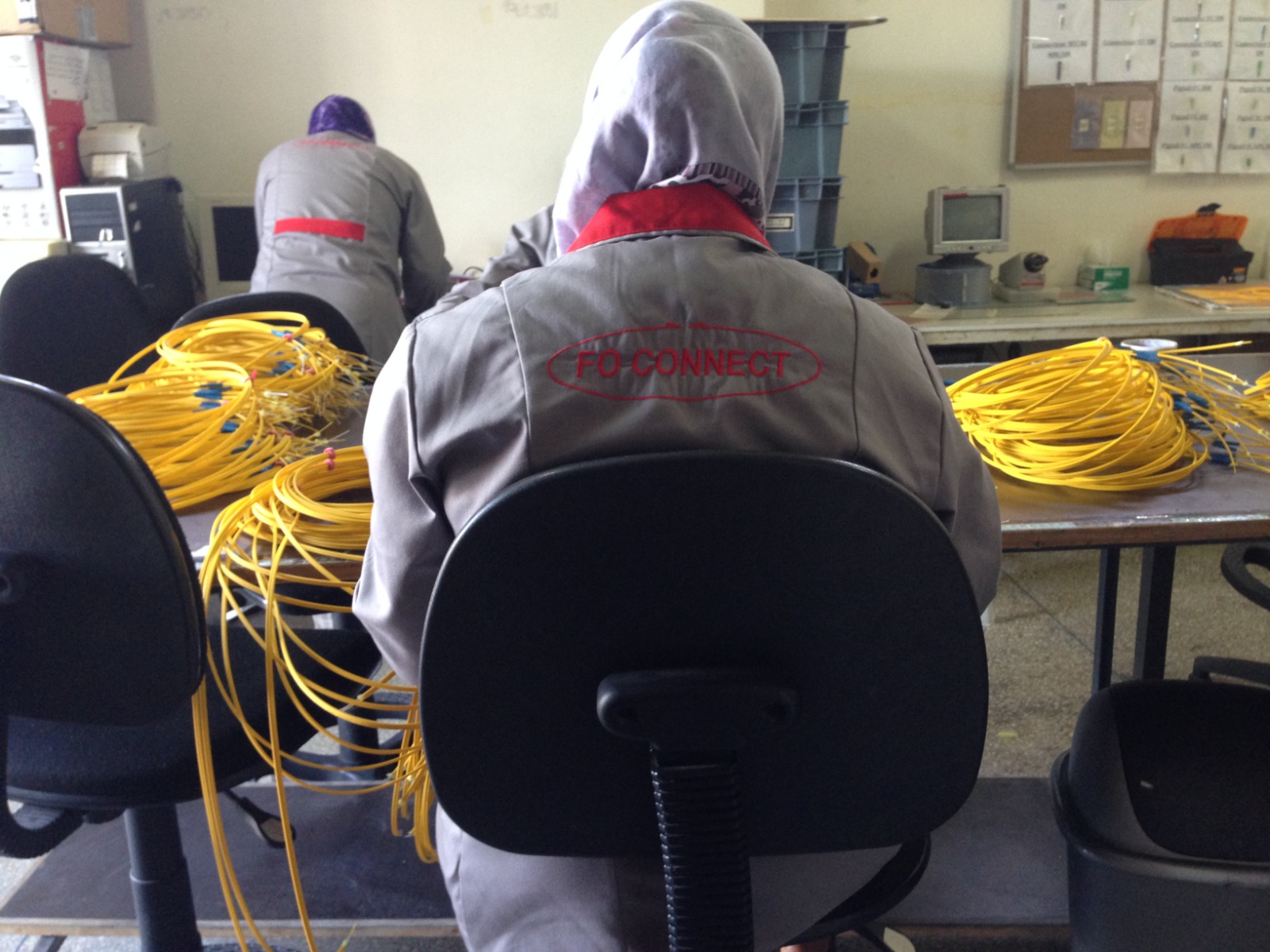Technicienne fabricant des câbles fibre optique dans l'usine FO CONNECT à Casablanca Maroc